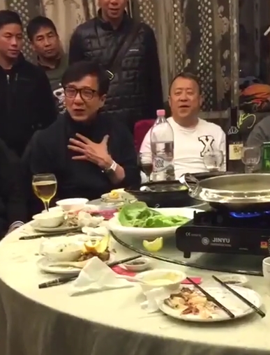 听听成龙大哥在说什么，大家都在认真听！