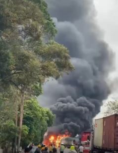 广西柳州国道209线发生一起交通事故，两大货车相撞起火致1死1伤