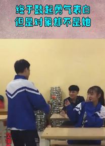 搞笑段子：男生手拿鲜花鼓起勇气表白，女生却尴尬了！