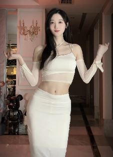 迷人小姐姐「佑琳」穿开叉长裙居家浅跳  网友:春花秋月出水芙蓉