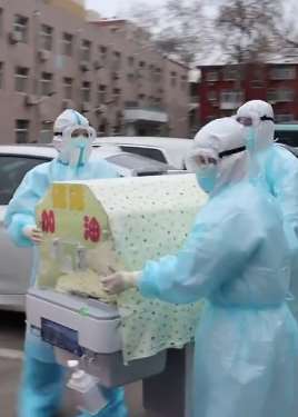 河北一出生14天婴儿被隔离 因父母处隔离期医护当起“临时父母”