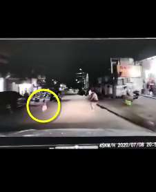 福建一女童突然横穿马路 装修工为救人被撞3米远