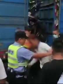 佛山一男子持刀捅辅警被刑拘