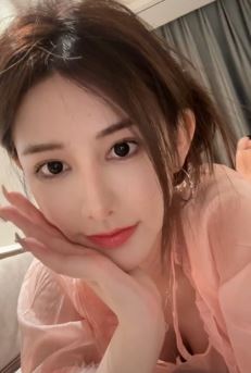 漂亮小姐姐「kyky」爬床上玩自拍,致精的妆容很迷人