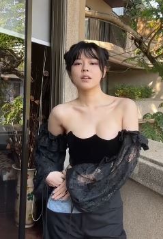 网红游戏主播沫子穿抹胸装性感出街 网友：千万别让周淑怡看到