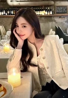 迷人小姐姐「vkk」时尚穿搭分享精致生活,这身春日搭配Look很有女人味!