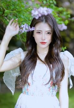 网红小姐姐「揽月」分享春日赏花时刻 网友：天南地北，揽月最美！