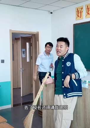 校园搞笑：学生吹牛B被班主任逮个正着