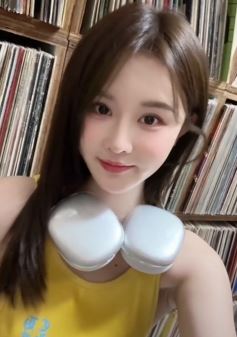 甜美女主播「昀儿」头带耳机分享居家日常  网友:像李一桐那么漂亮
