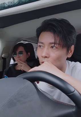 演员张晋车内跟随动感音乐玩起手势舞