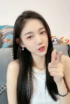 纯欲小姐姐「墨言」发抖音又出来诱人,配文:爱情经不起等待,叫我宝贝就现在!