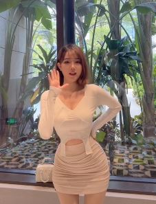 短发小姐姐「张君雅」性感穿搭秀身材 配文:谁还不是小腰精