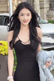 网红小姐姐「潘敏」穿黑色优雅长裙街头随拍  网友:人间烟火气,抚凡人心