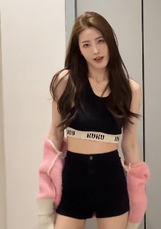 网红靓妹周胜男居家玩脱衣秀，配文：头太大了 差点卡住！