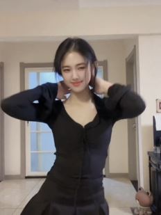 好看小姐姐「kitty猫」穿黑色美裙居家浅跳 网友:想带她回家过元宵节