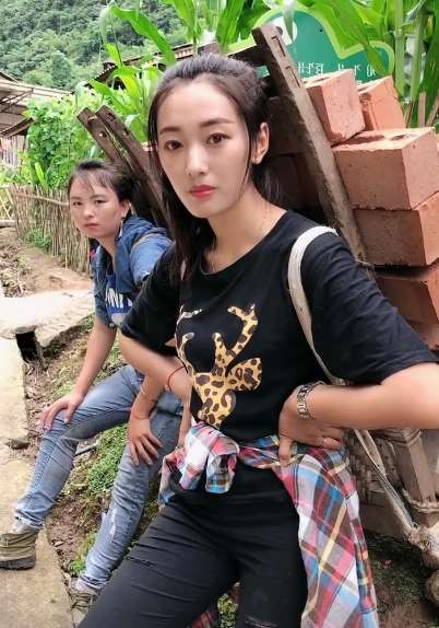 谁能娶到这种能背砖吃苦的农村姑娘一定很幸福!