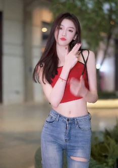 精致小姐姐「你的瑶」红色吊带搭牛仔裤show诱人身材