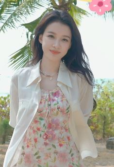 演员孙怡穿碎花连衣裙分享生活日常 网友：好喜欢这套穿搭 项链也好看