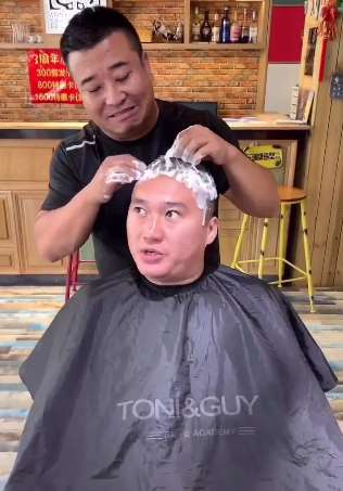 龙哥搞笑:剪头人变成了洗头人,这是在洗头还是洗脸呢?