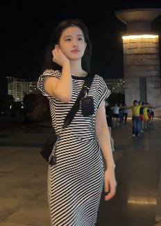 气质小姐姐「小思思」夜晚广场跳自我陶醉舞,网友:就喜欢看你这调皮样!