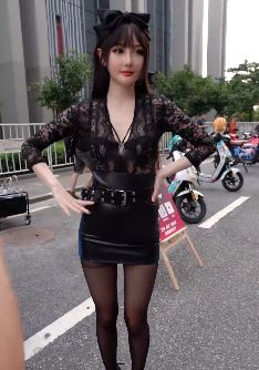 漫展上的美女小姐姐,穿上黑S女人味十足!