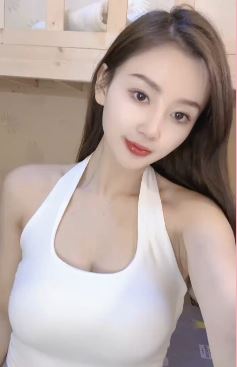 漂亮小姐姐「徐嘤嘤」火辣穿搭居家秀身材,配文:已经开始期待夏天了