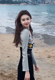 小姐姐「YUKI不吃青椒」分享海边游玩vlog 网友:美景配美女才是真的好