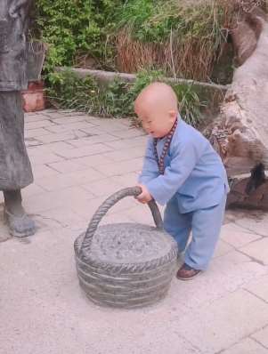 搞笑：小和尚想把篮子提起，怎知篮子太重还是让篮子提我吧！