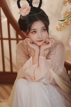 小姐姐「仓大佬」玩中秋汉服变装，配文：广寒宫内，你猜我是谁？