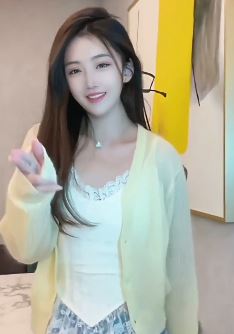 漂亮小姐姐「赛雅」隔屏撩你,心里什么滋味呢?网友:下凡干嘛,赶紧回去!