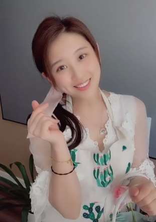 调皮可爱的小姐姐 眨个眼都那么迷人