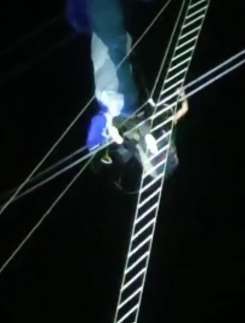 真险！河北一男子玩滑翔伞挂高压线 用软梯爬下获救！