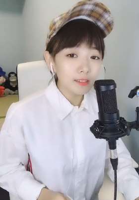 可爱美眉演唱《我曾》，声音很甜美，唱的很动听！