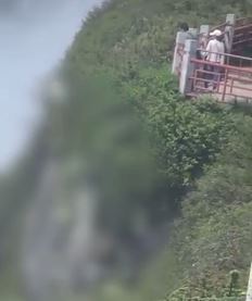 网友反映峨眉山景区有一男子跳崖 景区：已救下