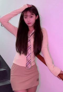 漂亮小姐姐「QAnna」分享日常,称除了吃饭就是玩手机!