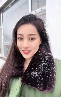 东北小姐姐「想叮当」分享2022年的第一场雪,配文:这样的小日子我想过一辈子!
