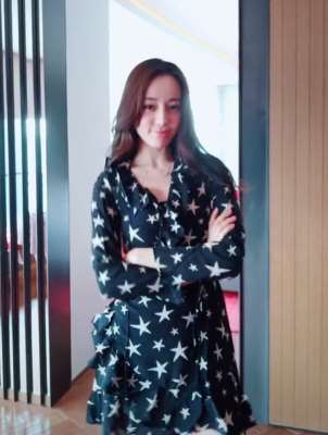 迪丽热巴甩头舞教学，姿势很到位！