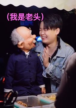 迪老诗腹语撩摆摊妹子，语言中得知其悲惨的身事