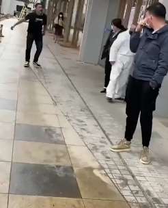 西安一外国男子未戴口罩进小区被拒 打骂防疫人员