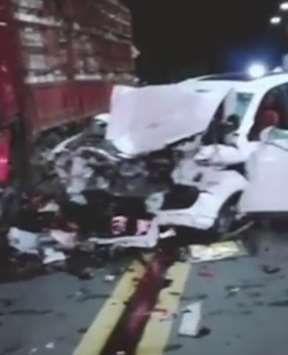 玛莎拉蒂时速200公里撞上大卡车，玛莎拉蒂上两人当场死亡