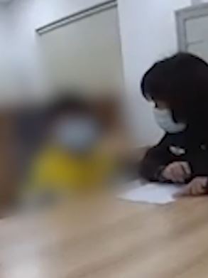 男孩偷爸爸钱买玩具卡被送派出所教育