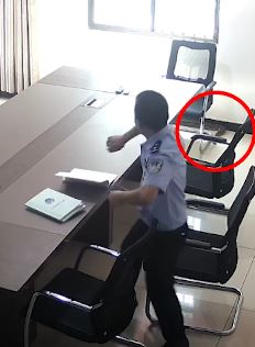 大蟒蛇偷偷溜进派出所 民警救助消防抓蛇