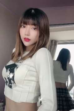 喜欢玩王者荣耀的小姐姐 自称玩蔡文姬有些菜被队友嘲笑