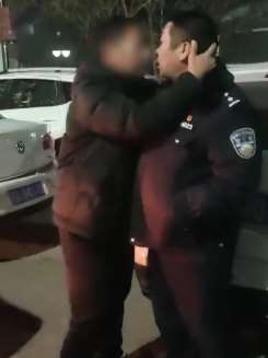 男子酒后乘出租车拒付车费，推搡掌掴民警被刑拘