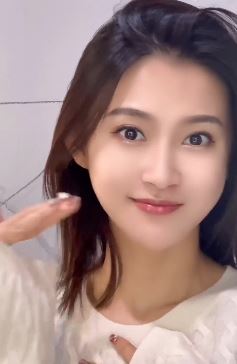 甜美小姐姐「小花花哩轰」跳一分钟恋人手势舞  网友:看你好心动!