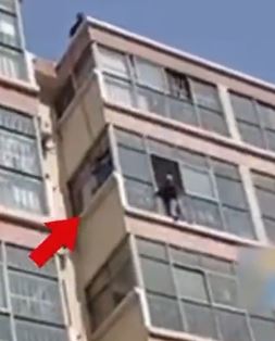 山东临沂一男童被困5楼窗外 装空调师傅成功救回