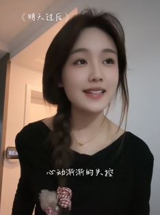 小姐姐「小张唱歌不跑调」翻唱《明天过后》,只有足够优秀才敢清唱!
