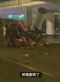 重庆一男子驾驶货车与一辆吊车与出租车相撞身亡