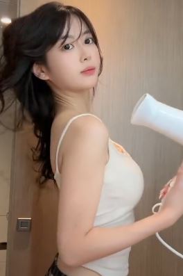 漂亮小姐姐「我的小熊呢」分享居家洗头后吹发随拍