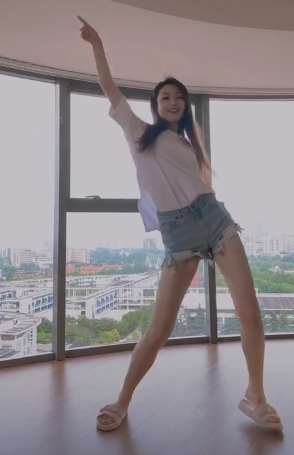 车模黄会赢跳无价之姐 你给打几分呢？